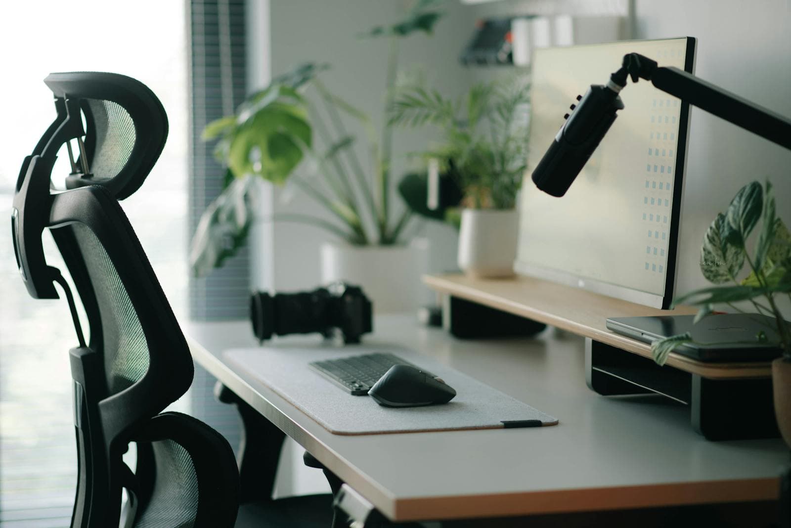 Estação de trabalho de home office com mesa, cadeira ergonômica e monitor